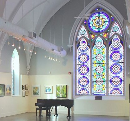 Helson gallery with piano